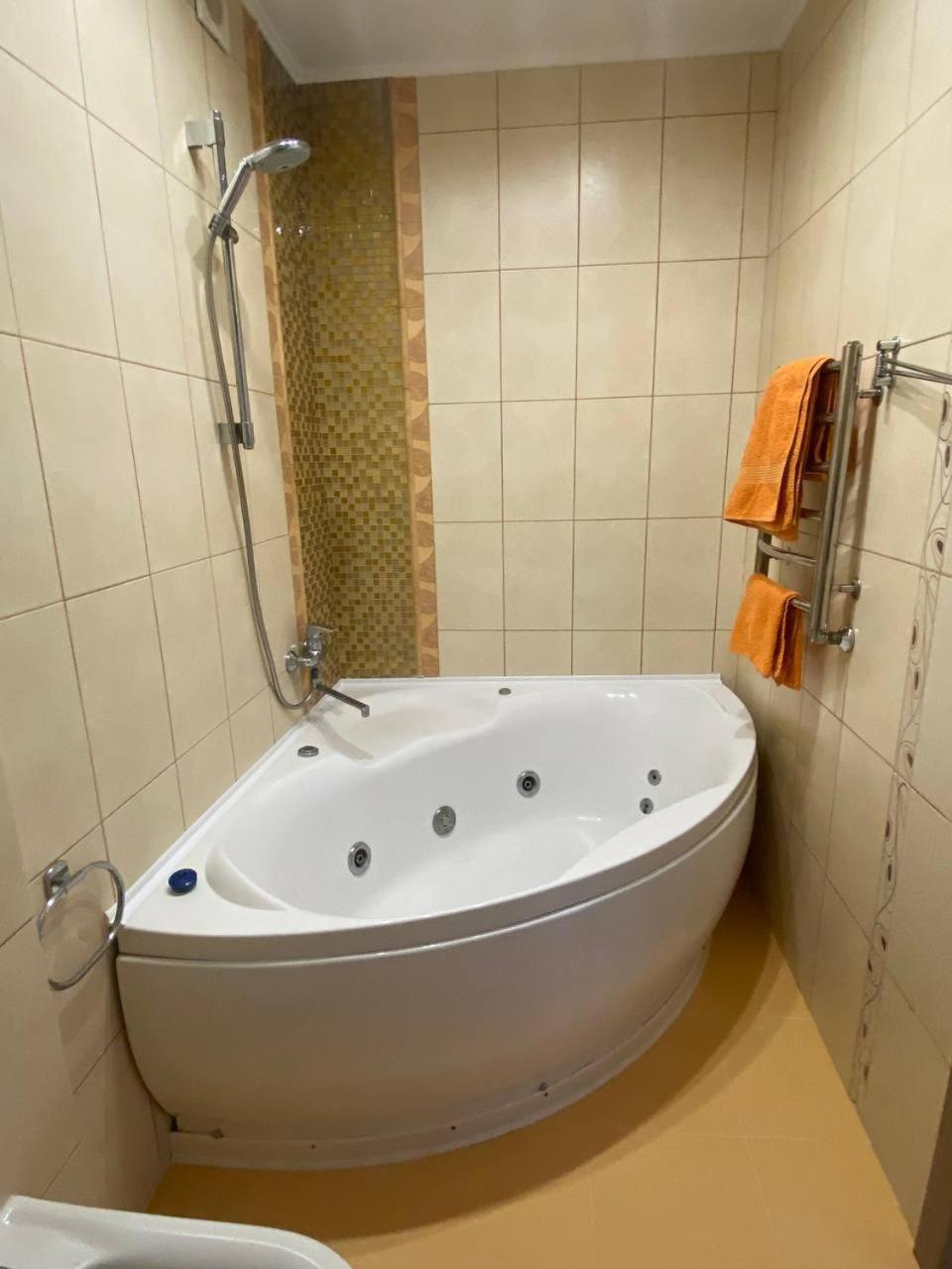 Apartpoltava Двокімнатні Апартаменти З Джакузі Біля Листопаду ภายนอก รูปภาพ