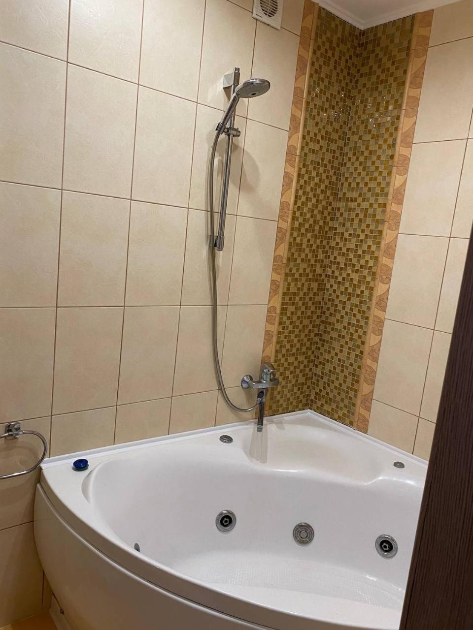 Apartpoltava Двокімнатні Апартаменти З Джакузі Біля Листопаду ภายนอก รูปภาพ